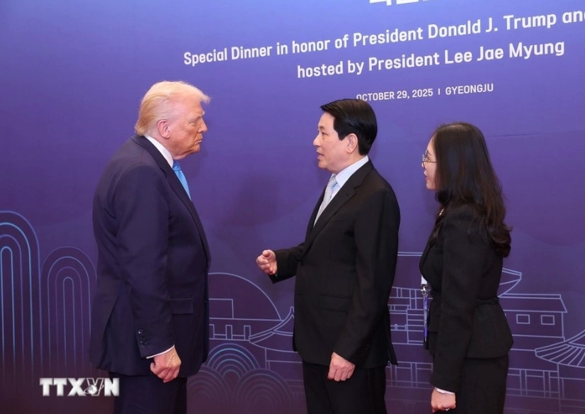 President meets US counterpart in RoK, urges swift completion of reciprocal trade deal